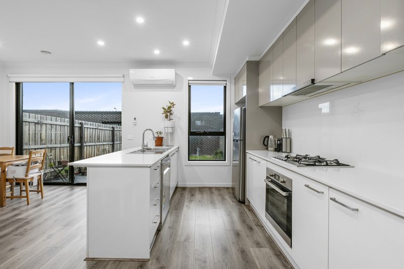 Photo - 35 Gershwin Crescent, Point Cook VIC 3030 - Image 5