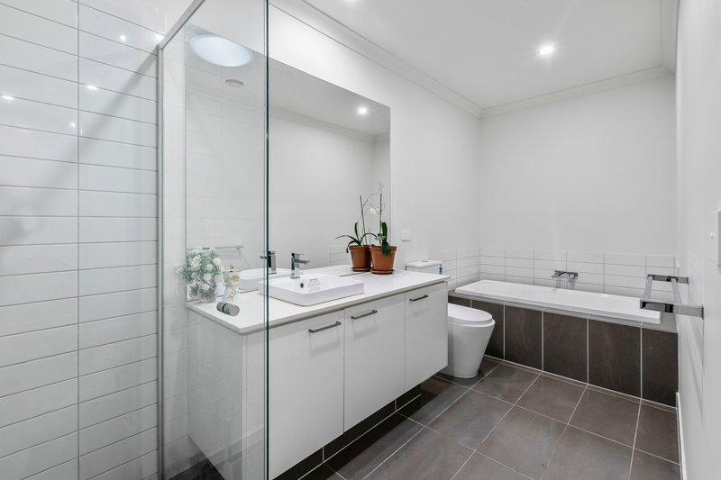 Photo - 35 Gershwin Crescent, Point Cook VIC 3030 - Image 8