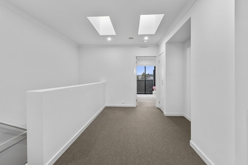 Photo - 35 Gershwin Crescent, Point Cook VIC 3030 - Image 10