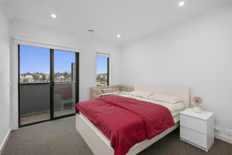 Photo - 35 Gershwin Crescent, Point Cook VIC 3030 - Image 11