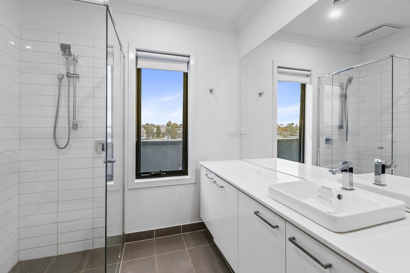 Photo - 35 Gershwin Crescent, Point Cook VIC 3030 - Image 12