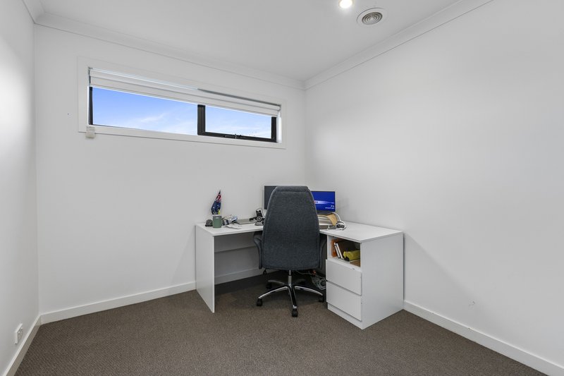 Photo - 35 Gershwin Crescent, Point Cook VIC 3030 - Image 15
