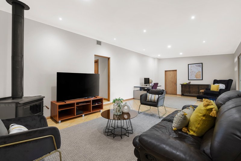 Photo - 35 Grenda Drive, Mill Park VIC 3082 - Image 3