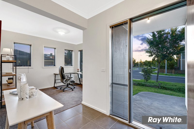 Photo - 35 Heatherbell Avenue, Point Cook VIC 3030 - Image 4