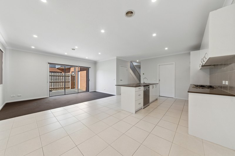 Photo - 3/5 Henry Street, Pakenham VIC 3810 - Image 3