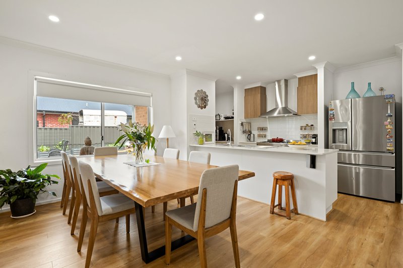 Photo - 35 Houghton Crescent, Eagle Point VIC 3878 - Image 2