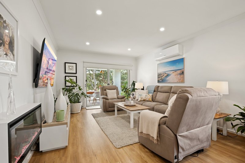 Photo - 35 Houghton Crescent, Eagle Point VIC 3878 - Image 3