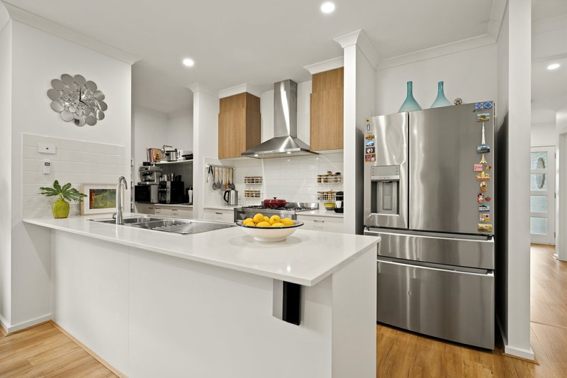 Photo - 35 Houghton Crescent, Eagle Point VIC 3878 - Image 4