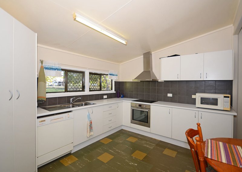 Photo - 35 Howard Street, Burrum Heads QLD 4659 - Image 4