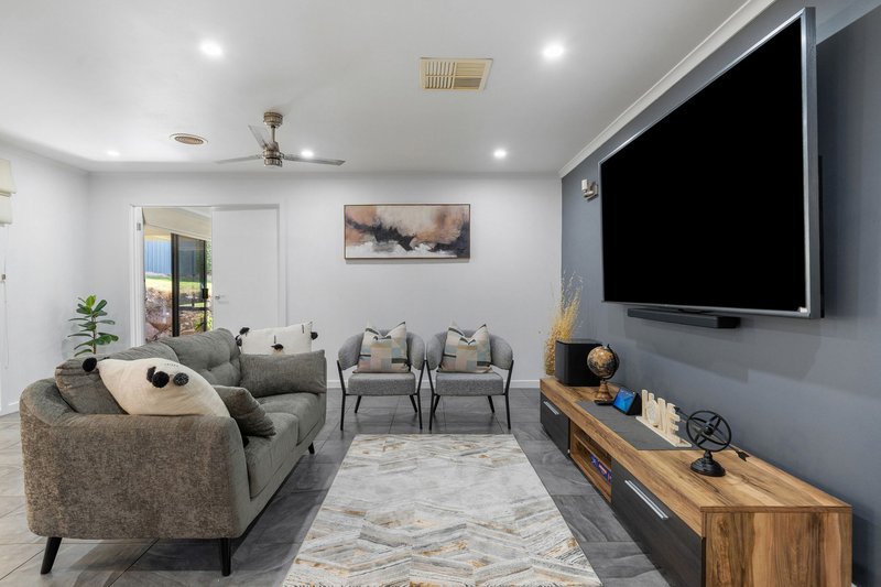 Photo - 35 Jarryd Crescent, Berwick VIC 3806 - Image 5
