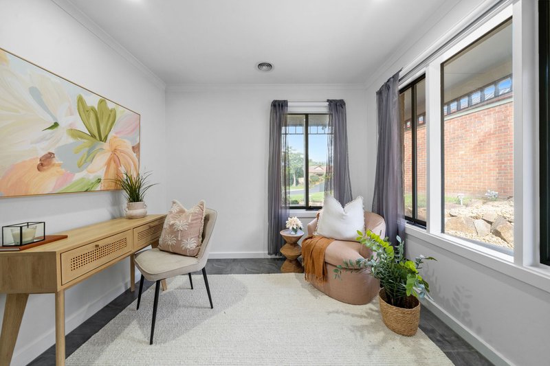 Photo - 35 Jarryd Crescent, Berwick VIC 3806 - Image 10
