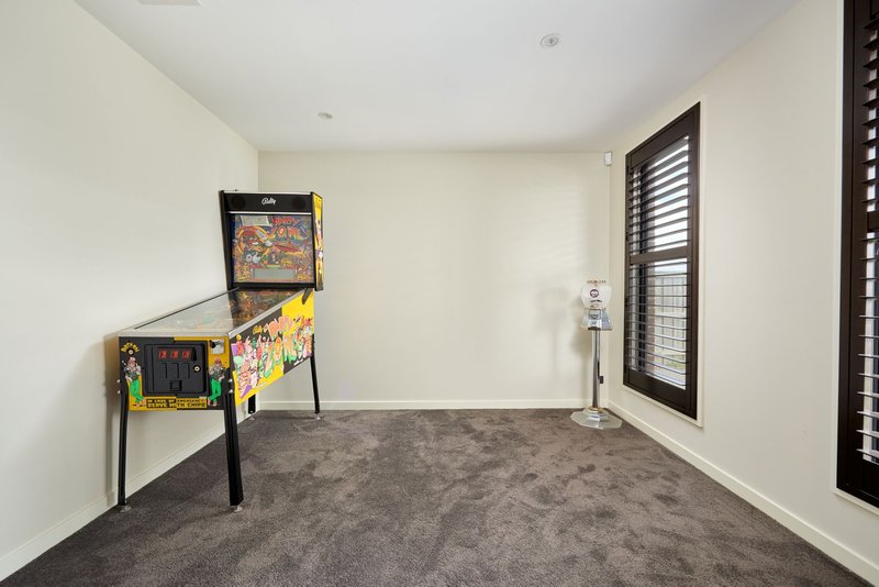 Photo - 35 Lindwall Drive, Cranbourne West VIC 3977 - Image 9