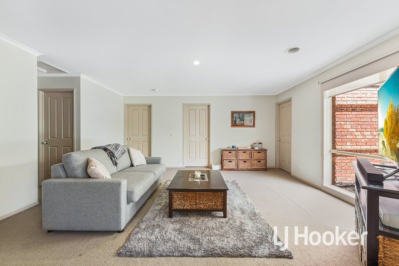 Photo - 35 Littlecroft Avenue, Narre Warren South VIC 3805 - Image 2