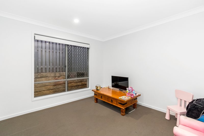 Photo - 35 Longstaff Crescent, Pimpama QLD 4209 - Image 11