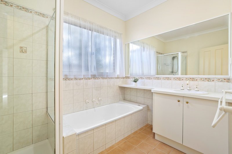 Photo - 35 Lonsdale Circuit, Hoppers Crossing VIC 3029 - Image 9