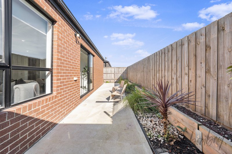 Photo - 35 Madura Promenade, Mickleham VIC 3064 - Image 17