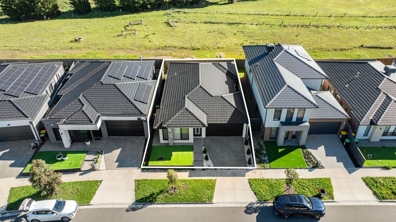 Photo - 35 Madura Promenade, Mickleham VIC 3064 - Image 19