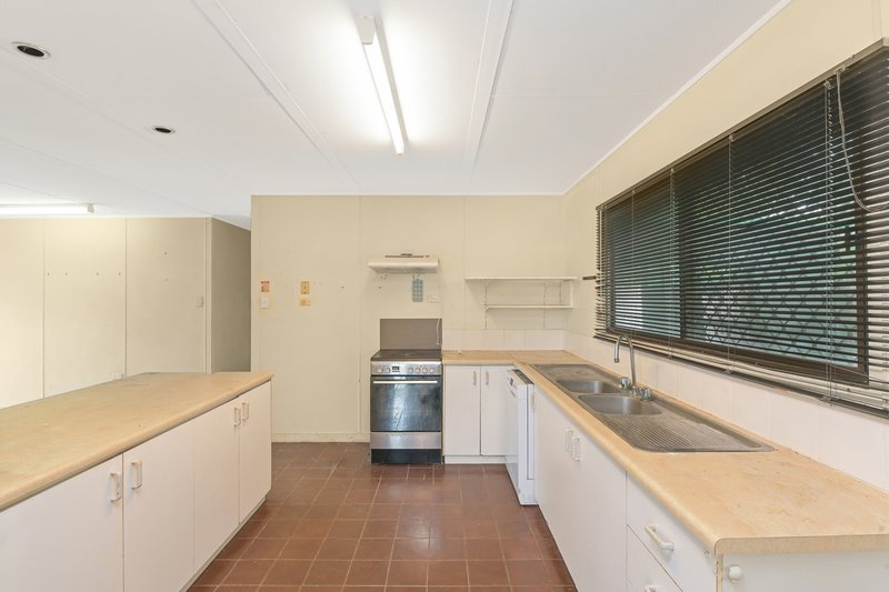 Photo - 35 Magnolia Street, Holloways Beach QLD 4878 - Image 3