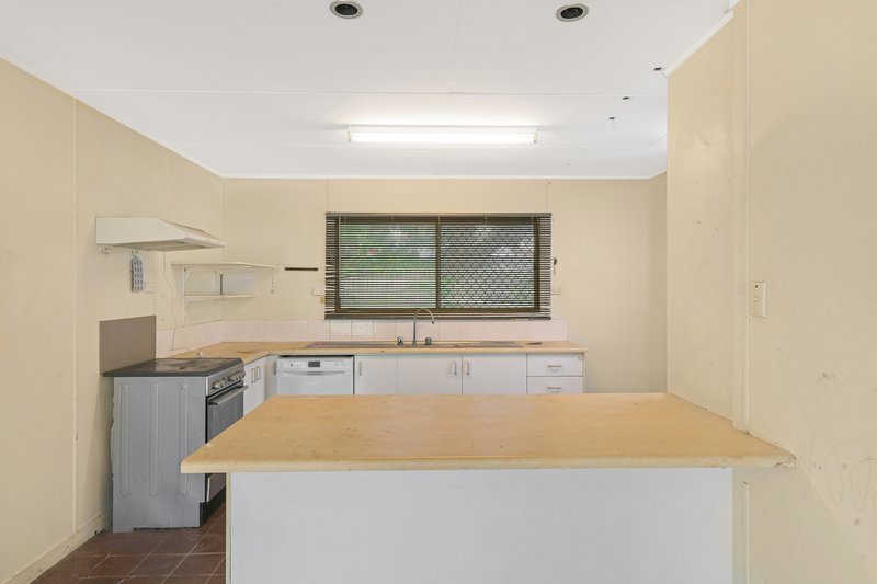 Photo - 35 Magnolia Street, Holloways Beach QLD 4878 - Image 4