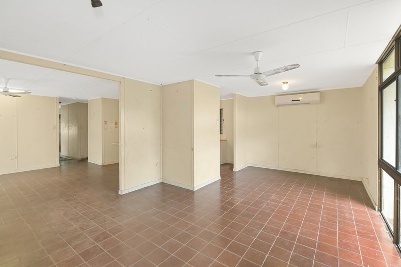 Photo - 35 Magnolia Street, Holloways Beach QLD 4878 - Image 6