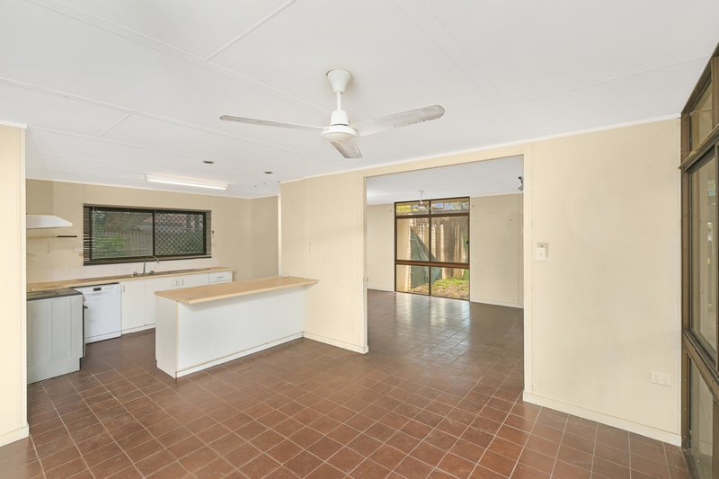 Photo - 35 Magnolia Street, Holloways Beach QLD 4878 - Image 5