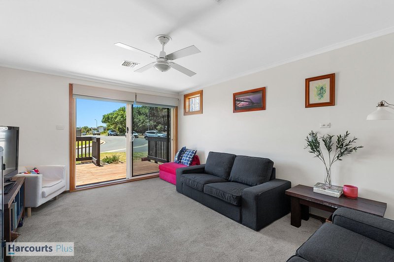 Photo - 35 Manunda Way, Hallett Cove SA 5158 - Image 3