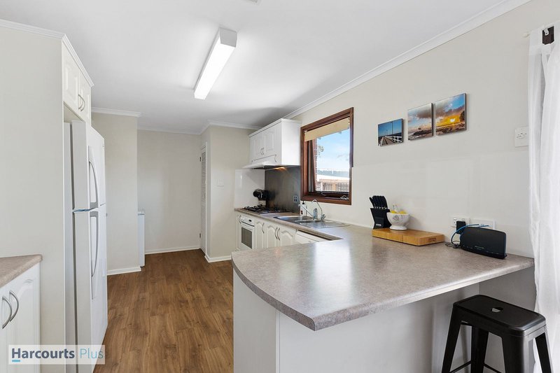 Photo - 35 Manunda Way, Hallett Cove SA 5158 - Image 5