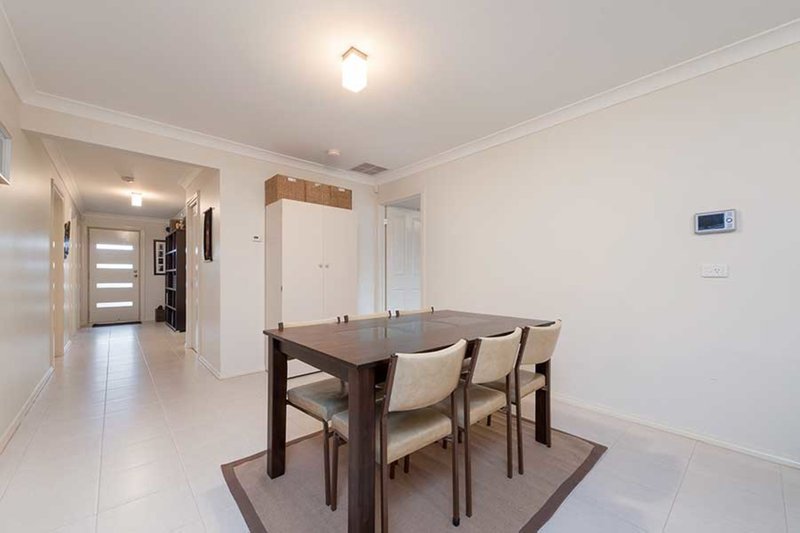 Photo - 35 Mareeba Way, Craigieburn VIC 3064 - Image 3