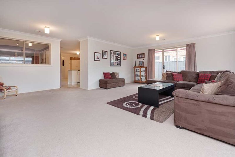 Photo - 35 Mareeba Way, Craigieburn VIC 3064 - Image 5