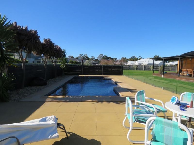 Photo - 35 May Park Drive, Paynesville VIC 3880 - Image 2