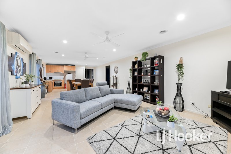 Photo - 35 Melissa Way, Pakenham VIC 3810 - Image 3