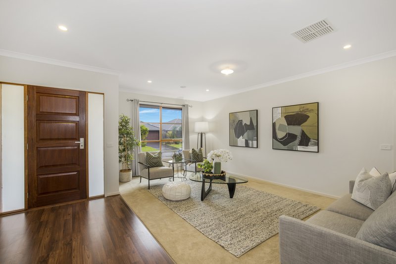 Photo - 35 Moore Mews, Pakenham VIC 3810 - Image 2