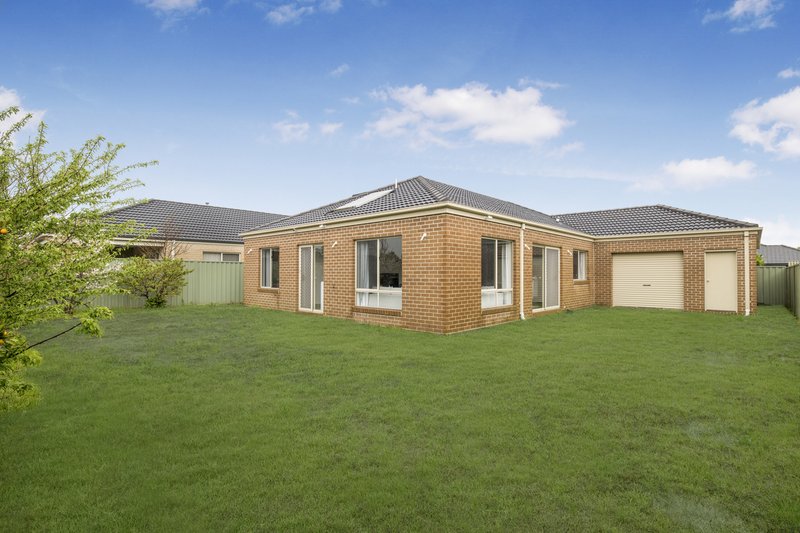 Photo - 35 Moore Mews, Pakenham VIC 3810 - Image 11