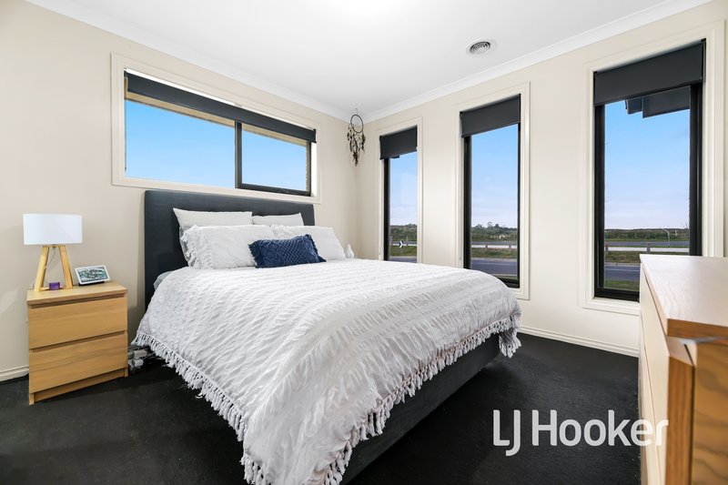 Photo - 35 Moroak Crescent, Clyde North VIC 3978 - Image 7