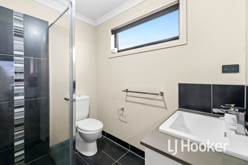 Photo - 35 Moroak Crescent, Clyde North VIC 3978 - Image 11