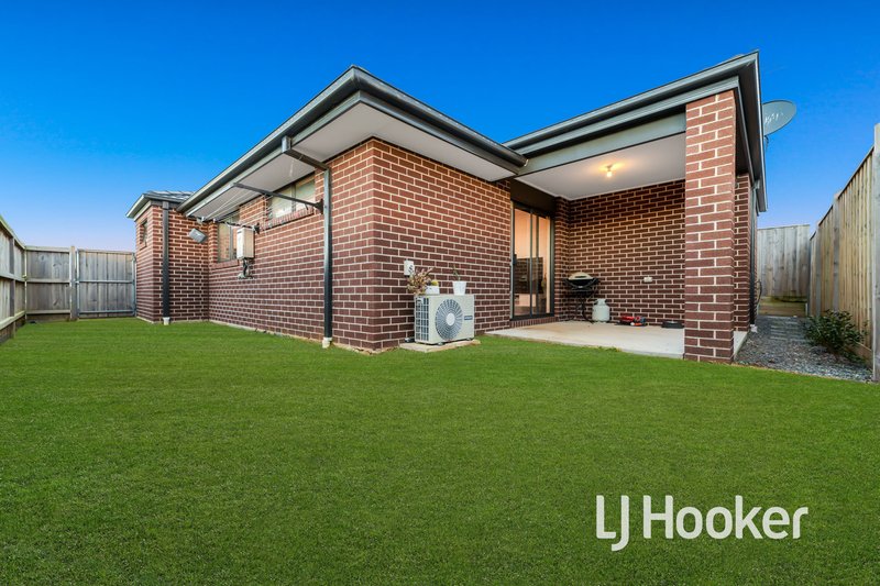 Photo - 35 Moroak Crescent, Clyde North VIC 3978 - Image 12