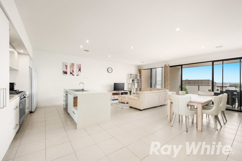 Photo - 35 Muyan Circuit, Burwood VIC 3125 - Image 2