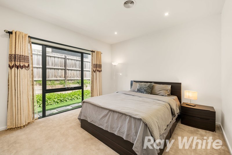 Photo - 35 Muyan Circuit, Burwood VIC 3125 - Image 3