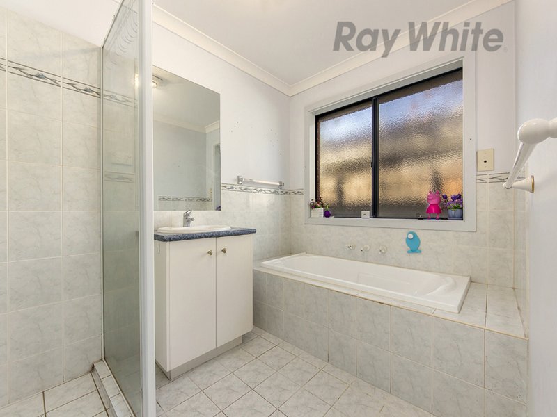 Photo - 35 Nutwood Crescent, Derrimut VIC 3030 - Image 5