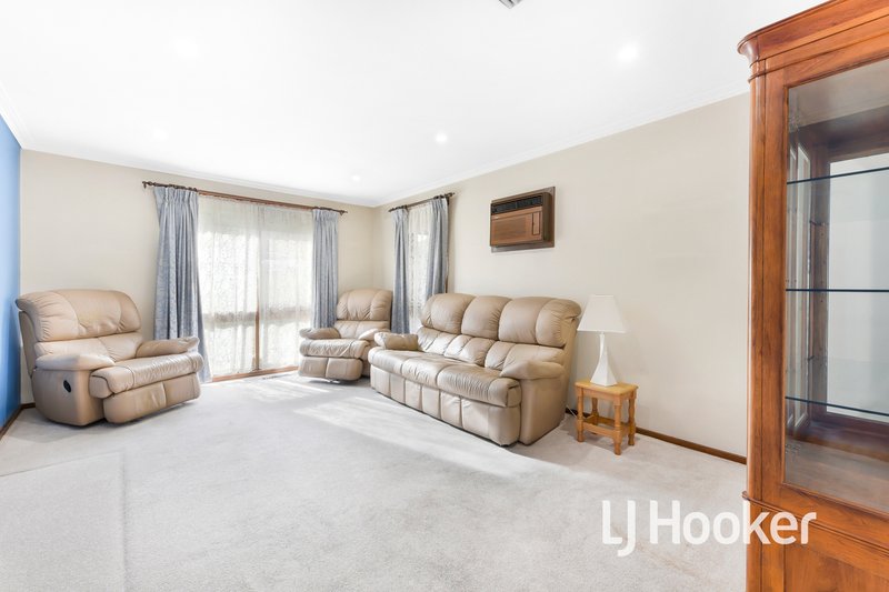 Photo - 35 Oaktree Drive, Hampton Park VIC 3976 - Image 2