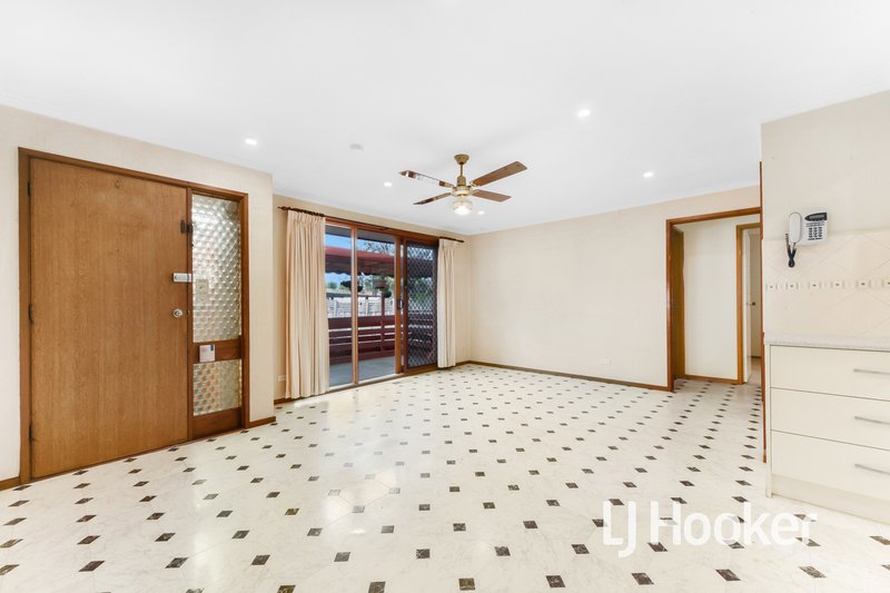 Photo - 35 Oaktree Drive, Hampton Park VIC 3976 - Image 4