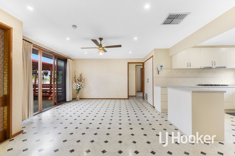 Photo - 35 Oaktree Drive, Hampton Park VIC 3976 - Image 5