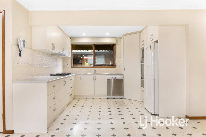 Photo - 35 Oaktree Drive, Hampton Park VIC 3976 - Image 6