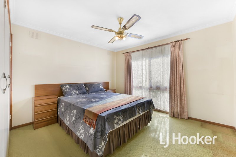 Photo - 35 Oaktree Drive, Hampton Park VIC 3976 - Image 7