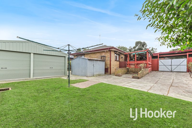 Photo - 35 Oaktree Drive, Hampton Park VIC 3976 - Image 12