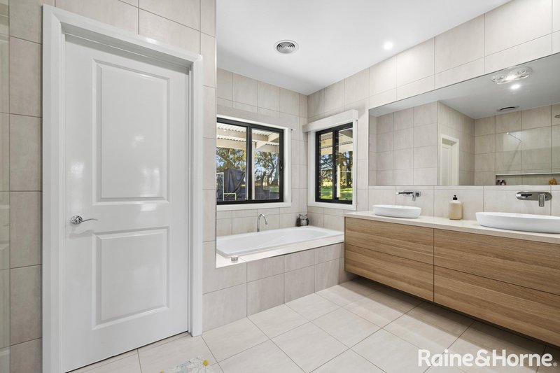 Photo - 35 Parkes Drive, Kyneton VIC 3444 - Image 16