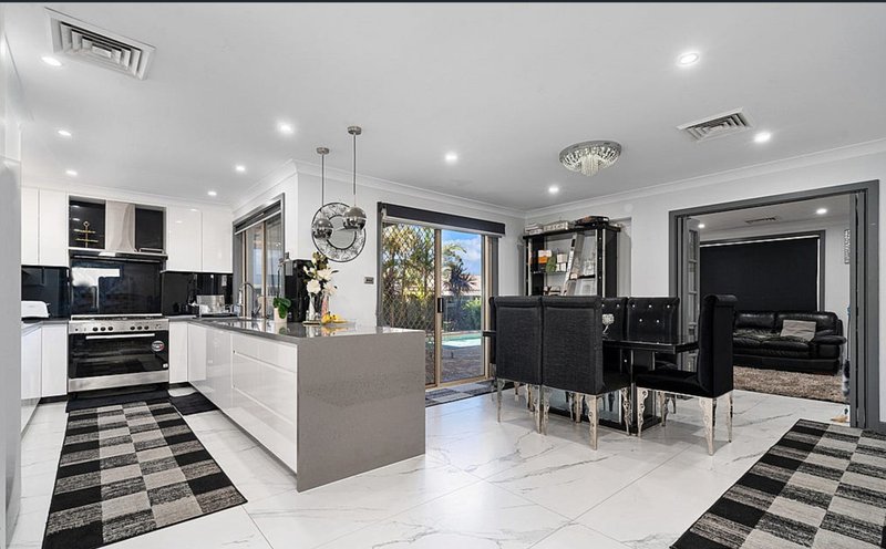 Photo - 35 Rabett Crescent, Horningsea Park NSW 2171 - Image 4