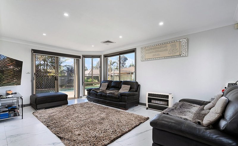 Photo - 35 Rabett Crescent, Horningsea Park NSW 2171 - Image 5