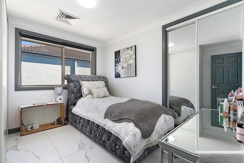 Photo - 35 Rabett Crescent, Horningsea Park NSW 2171 - Image 6