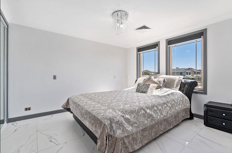 Photo - 35 Rabett Crescent, Horningsea Park NSW 2171 - Image 8